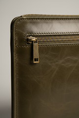 Metropolitan Slim iPad Bag in Moss Canyon Olive Waxed Heritage Leather – Leather & Zipper Detail
