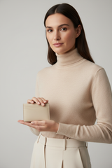 Female model holding Executive Mini Porte-Cartes in Cream Drift Sand