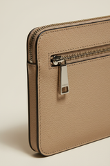 Executive iPad Pochette in Stone Ridge Beige Refined Crossgrain Leather – Leather & Zipper Detail